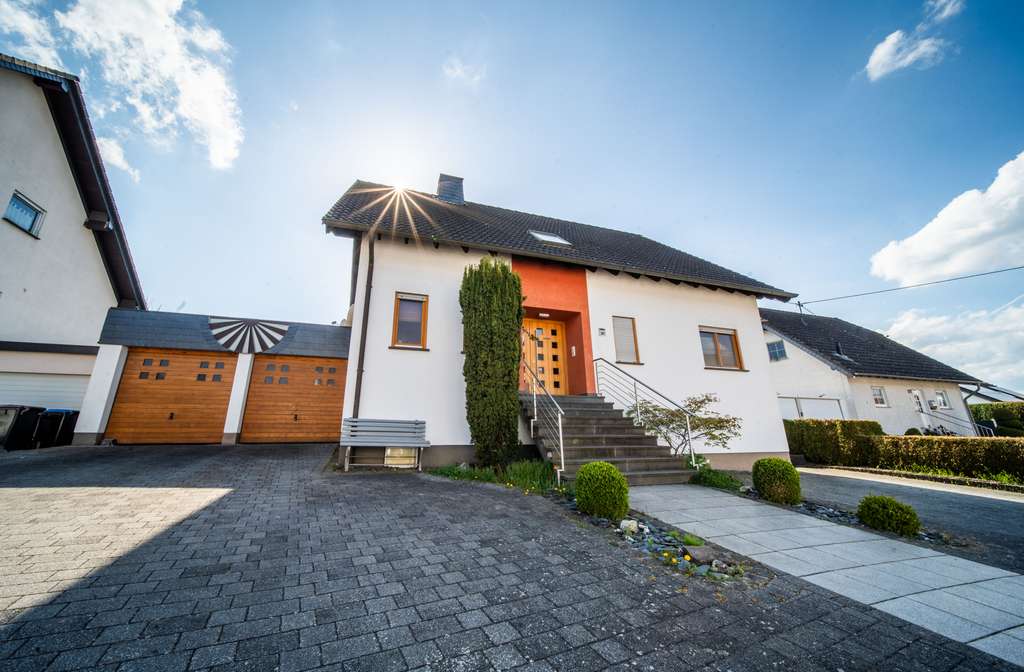 Gepflegtes Einfamilienhaus mit ELW in schöner Freiblicklage