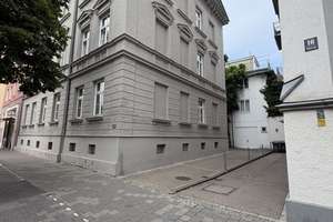 Altbau-Charme pur: 2-Zimmer-Wohnung mit Balkon mitten in Augsburg – kurzfristig bezugsfrei-