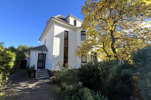 Vielseitige Villa mit Charme, lichtdurchfluteten Räumen und idyllischem Garten