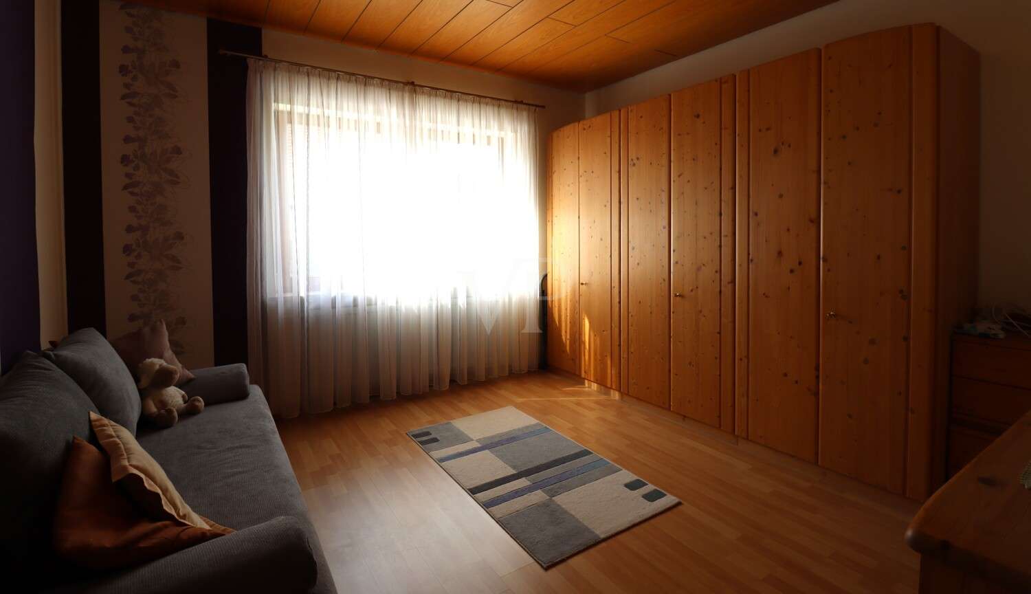 Immobilie in Lehrberg - Wohnen auf dem Land - Großzügiges Zweifamilienhaus mit 2 Garagen und gepflegtem Garten - Bild 2