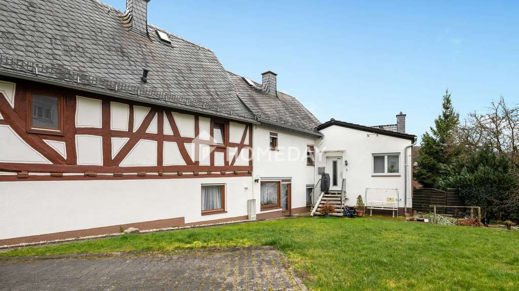 Immobilie in Waldsolms - Denkmalgeschütztes MFH mit 4 Einheiten, Garten und Stellplätzen in Waldsolms-Kröffelbach - Bild 3