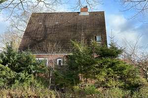 Mönkeberg: Charmantes Einfamilienhaus mit hohem Renovierungsbedarf in Traumlage fußläufig zum Wasser – Die vollständige Adresse der Immobilie erhältst du vom Anbieter., 24248 Mönkeberg – Vorschaubild 3