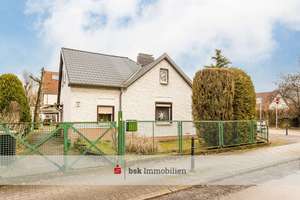 Kleines Einfamilienhaus mit Ausbaupotential in Berlin-Biesdorf – Die vollständige Adresse der Immobilie erhältst du vom Anbieter., 12683 Biesdorf, Berlin – Vorschaubild 2