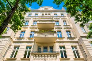 139 m² BERLINER ALTBAUPERLE  •  4 ZIMMER   • STUCK  •   BALKON   •  AUFZUG  •  NAHE KURFÜRSTENDAMM