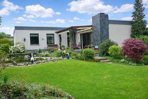Sehr gepflegt: Eck-Bungalow in Süd-West-Lage mit Sauna, großem Grundstück und toller Gartenanlage