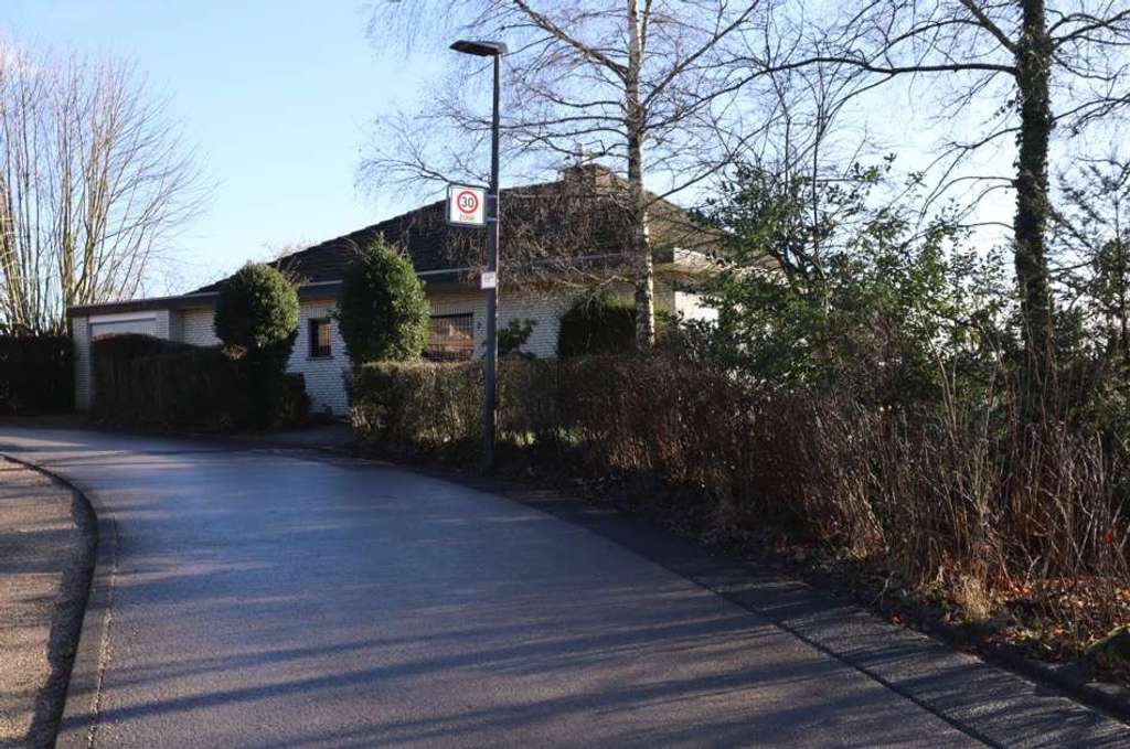 Immobilie in Hillesheim - Freistehendes, geräumiges Einfamilienhaus mit ELW, Garten und 3 Garagen, Hillesheim (42) - Bild 3