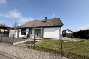 Ankommen, wohlfühlen, zuhause sein – Einfamilienhaus mit herrlichem Garten und viel Platz für die Fa – Die vollständige Adresse der Immobilie erhältst du vom Anbieter., 55765 Birkenfeld – Vorschaubild 1