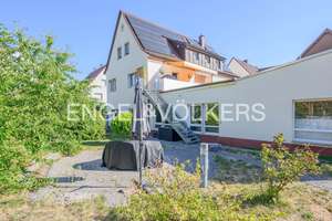 Einfamilienhaus mit zwei Wohneinheiten - PV-Anlage und Nutzfläche!