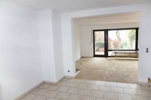 Charmantes Reihenmittelhaus in Nürnberg-Großgründlach: Einbauküche, Garage, ruhige Lage. – Bad Brückenauer Straße 24b, 90427 Nürnberg – Vorschaubild 8