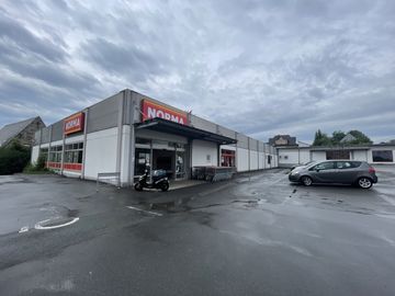 Ladenfläche mit großer Schaufensterfront an befahrener Hauptstraße selling zu vermieten - provisionsfrei