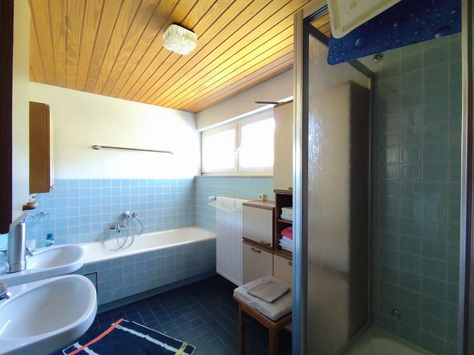 Duschbad mit Doppelwaschbecken