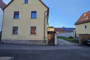 Geräumiges, günstiges und gepflegtes 6-Raum-Einfamilienhaus in Gaukönigshofen – Zehnthofstraße 8, 97253 Würzburg (Kreis) – Vorschaubild 1