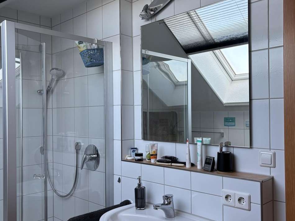 DG-Bad: Dusche, 1 Waschbecken