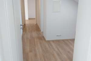Frisch sanierte 2-Zimmer-Dachgeschosswohnung in Freilassing – Reichenbergerstr. 1, 83395 Freilassing – Vorschaubild 3