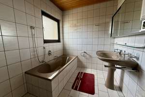 Attraktive Doppelhaushälfte mit 3 Wohneinheiten, Balkon & Garagen auf großzügigem Grundstück – Reislinger Str. 71, 38446 Hellwinkel, Wolfsburg – Vorschaubild 11