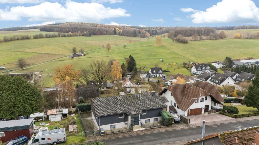 Immobilie in Jossgrund - Zwei- bis Dreifamilienhaus auf großem Grundstück – modernisiert & vielseitig nutzbar - Bild 0