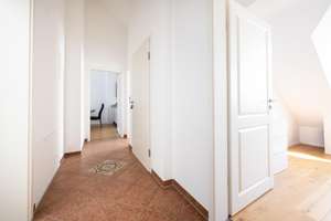 Großzügige 4-Zimmer-Dachgeschosswohnung mit beeindruckender Raumhöhe, Kamin und zwei Balkonen – Die vollständige Adresse der Immobilie erhältst du vom Anbieter., 81827 Waldtrudering, München – Vorschaubild 14