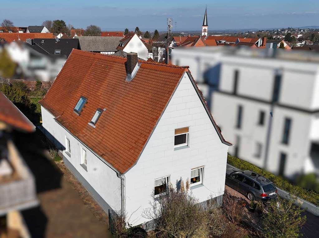 Immobilie in Roßdorf - Charmantes Zweifamilienhaus mit großem Grundstück in ruhiger und zentraler Lage von Roßdorf - Bild 1