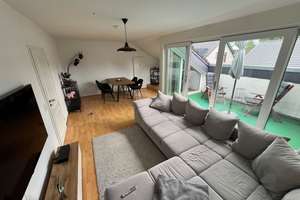 ++ ANFRAGESTOPP ++ Helle Dachgeschosswohnung mit sonniger Loggia