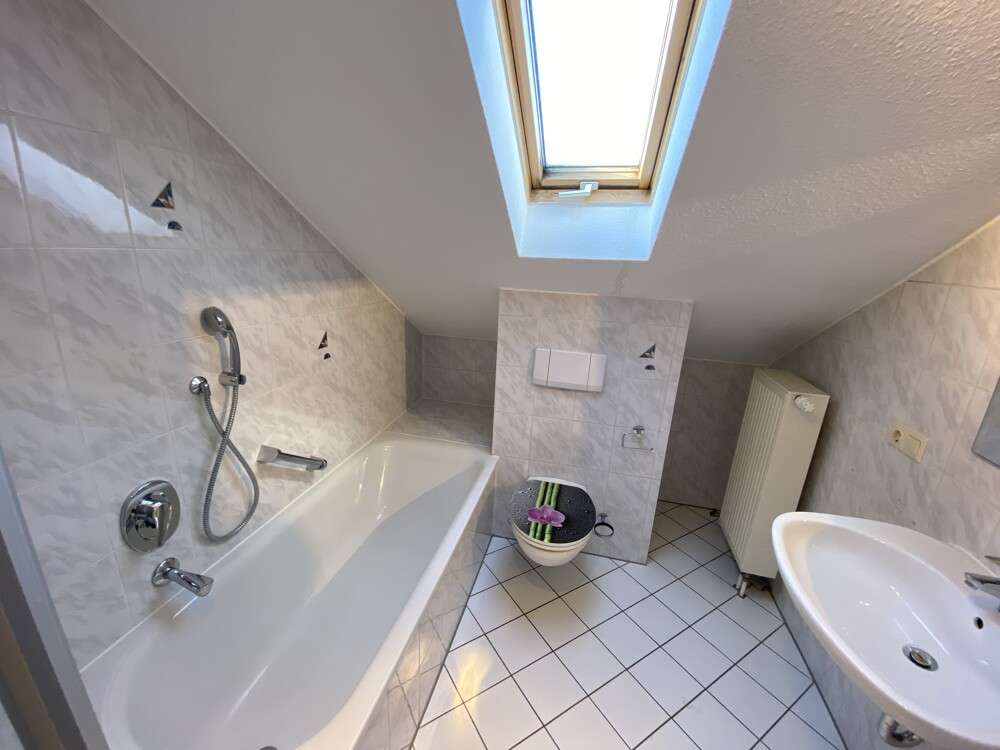 Immobilie in Obernburg am Main - Raumwunder ... Helle, gemütliche 2-Zimmer-Dachgeschosswohnung mit Balkon! - Bild 3