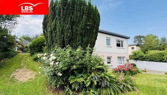 Bild von ***Gepflegter, großzügiger Bungalow mit Einliegerwohnung und tollem Garten in exklusiver Lage***