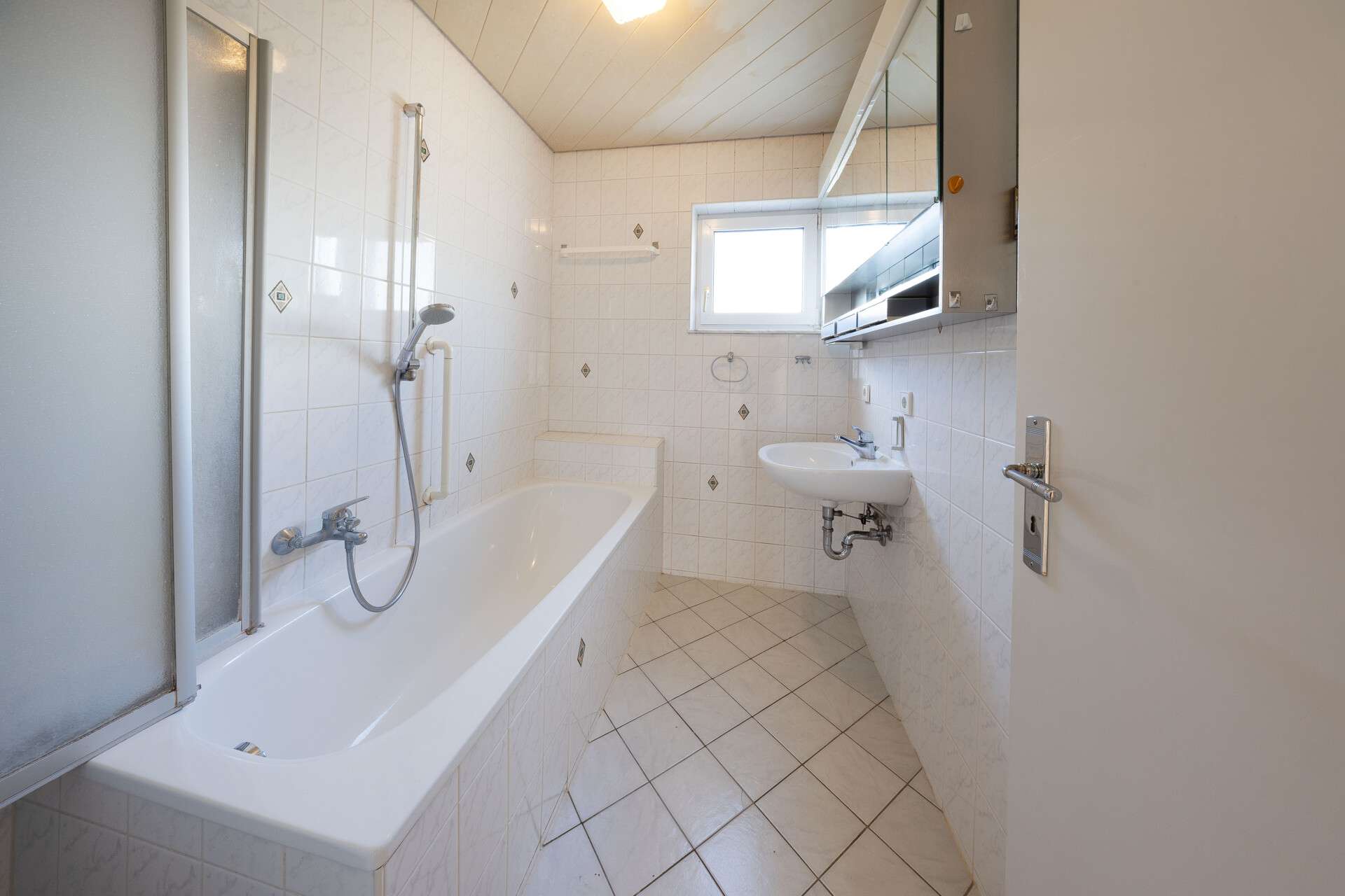 Immobilie in Aulendorf - Sofort bezugsfrei!
Großzügiges Zweifamilienhaus mit Potenzial in attraktiver Lage von Aulendorf - Bild 3