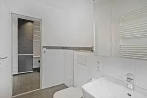 Erstbezug nach Renovation: 2-Zi-Wohnung mit Balkon & Einbauküche, M-Hirschgarten (unbefristet)