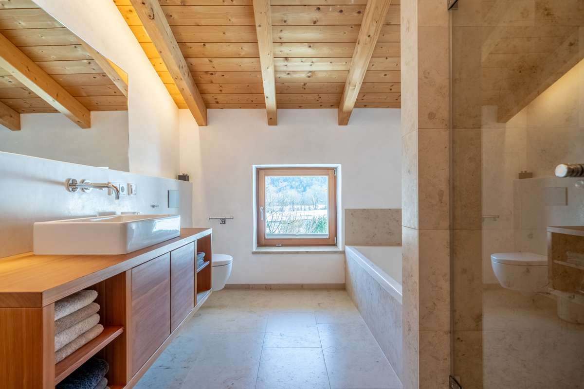 Immobilie in Schleching - Rarität in malerischer Lage:
Einzigartiges Anwesen im Landhaus-Stil mit Gästebereich und Alpenblick - Bild 4