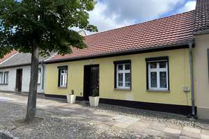 Stadthaus mit Garten, Garage und Grundstücksauffahrt – Kurt-Tucholsky-Str. 13, 16831 Rheinsberg – Vorschaubild 1