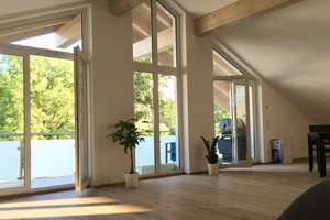 Lichtdurchfluteter Lebensraum mit Weitblick: 3-Zimmer DG-ETW mit großzügigem Balkon in Frasdorf