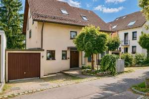 Doppelhaushälfte in Stuttgart-Stammheim: 145 m² Wohnfläche, Kamin, Garten & Garage