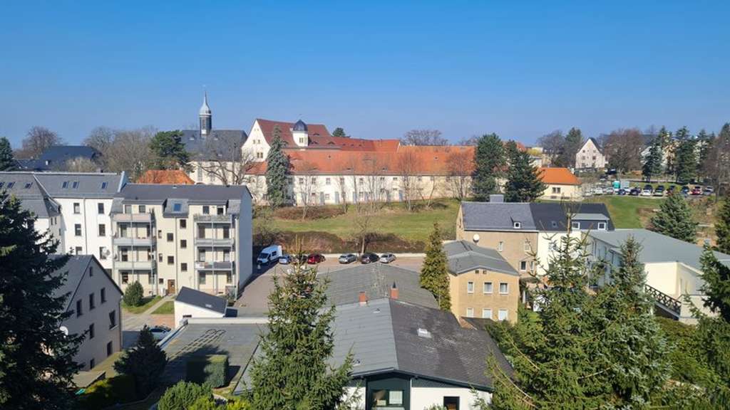 Immobilie in Limbach-Oberfrohna - Genießen Sie den Ausblick ... Schöne DG-Wohnung mit Balkon u. TG! - Bild 0