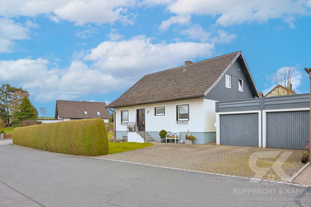 Immobilie in Moosbach - Familientraum auf großem Eckgrundstück! EFH mit Ausbaureserve und neuer PV Anlage in Moosbach - Bild 1