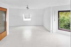 Rheinnähe: Attraktive Doppelhaushälfte! Neue Böden, Kamin, hochw. EBK, 3 Bäder und Garage – Düsseldorf – Vorschaubild 9