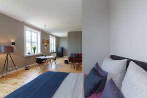 Möbliertes Wohntraum-Appartement mit Echtholzdielen & Einbauküche in Potsdam Groß Glienicke – Seeburger Chaussee 2, 14476 Groß Glienicke, Potsdam – Vorschaubild 2