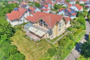 Zuhause mit Weitblick – Hochwertiges Zweifamilienhaus in begehrter Feldrandlage – Die vollständige Adresse der Immobilie erhältst du vom Anbieter., 74078 Kirchhausen, Heilbronn – Vorschaubild 2