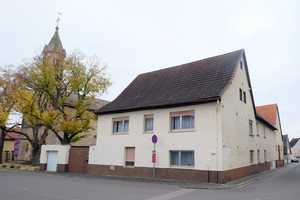 Hofreite mit 7ZKBWC, ehem. Bäckerei, Nebengeb., Scheune, gepfl. Innenhof, 2 Garagen – Kirchstraße 14, 55288 Alzey-Worms (Kreis) – Vorschaubild 1