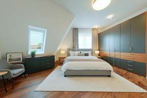 Großzügiges Dachgeschoss voller Wärme, Stil und Kaminambiente – Die vollständige Adresse der Immobilie erhältst du vom Anbieter., 10711 Charlottenburg, Berlin – Vorschaubild 13