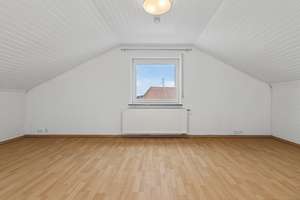 Gemütliche 3-Zimmer-Dachgeschoss Wohnung ab 1.11.2026 in Karlsruhe zu vermieten – Die vollständige Adresse der Immobilie erhältst du vom Anbieter., 76187 Knielingen, Karlsruhe – Vorschaubild 4