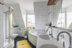 Wunderschöne 3,5-Zimmer-Maisonettewohnung mit Balkon, Garage, Aufzug und Klimaanlage in Nürnberg – Die vollständige Adresse der Immobilie erhältst du vom Anbieter., 90459 Galgenhof, Nürnberg – Vorschaubild 8