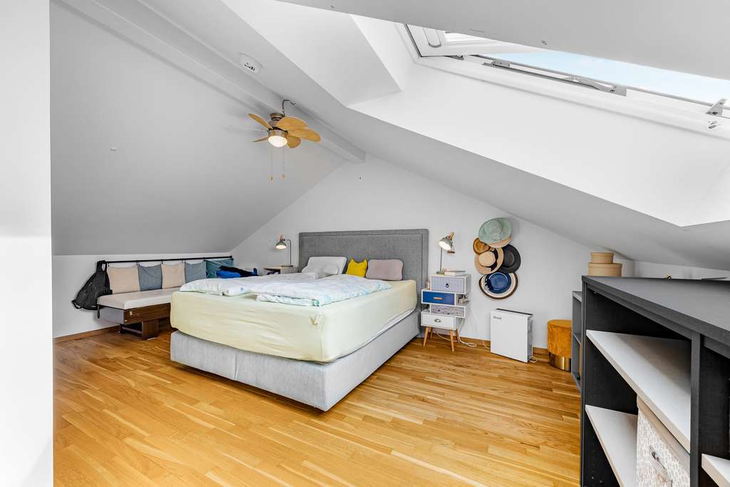 Immobilie in Sauerlach - Licht, Luft & Raum – moderne Dachgeschosswohnung mit zwei TG-Stellplätzen - Bild 3