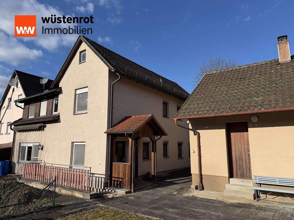 Immobilie in Sulzbach-Laufen - Wohnhaus im Ortskern mit zwei Wohnungen und großem Nebengebäude - Bild 1