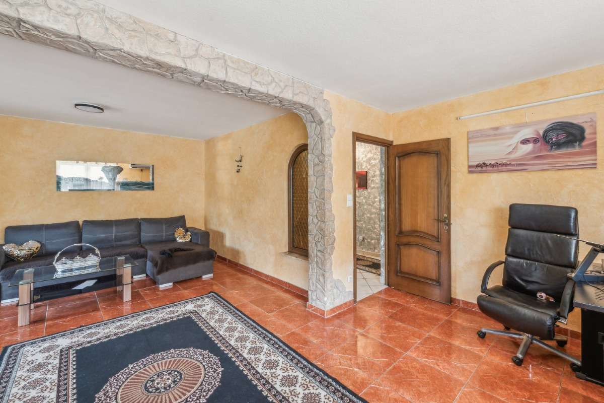 Immobilie in Weilrod - Vielseitiges Zweifamilienhaus mit Ausblick und Garten - Bild 3