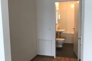 Stilvolle, geräumige und neuwertige 1-Zimmer-Wohnung mit Balkon und EBK in Obersendling, München – Constanze-Hallgarten-Str. 24, 81379 Obersendling, München – Vorschaubild 2