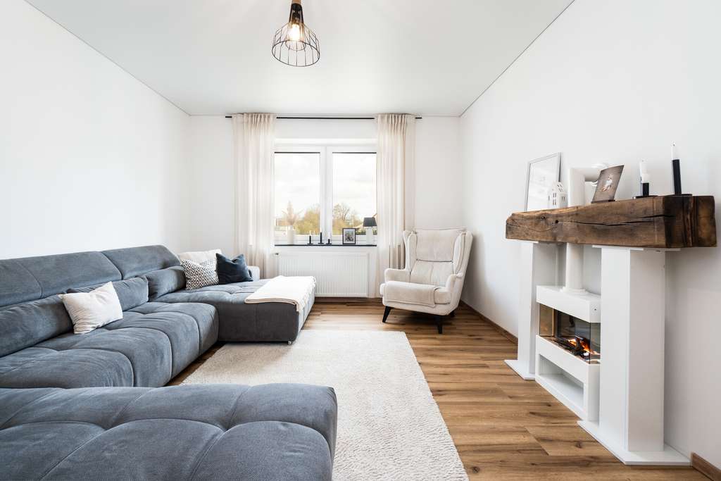 Immobilie in Hüllhorst - Großzügiges renoviertes Ein-/Zweifamilienhaus mit 214 m², Wintergarten & großem Grundstück - Bild 2