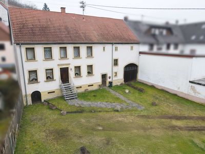 Sanierungsbedürftiges Einfamilienhaus mit großer Scheune für Wohnwagen etc.!
