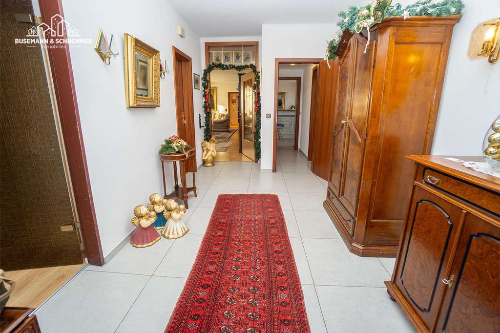 Immobilie in Langenhagen - Sehr großzügiges Zweifamilienhaus mit außergewöhnlichem Grundriss und schönem Garten in Langenhagen - Bild 1