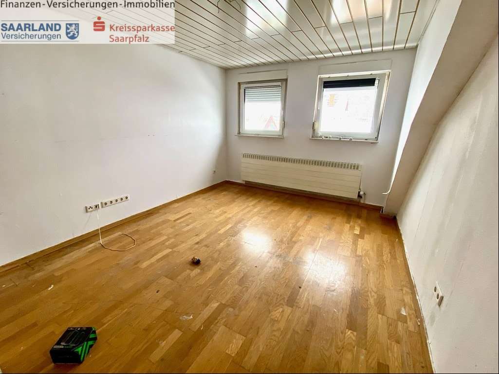 Immobilie in Gersheim - Großes Einfamilienhaus mit zwei Garagen  - Bild 4