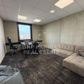 Moderne Büroflächen mit Glasarchitektur in Köln Lövenich 