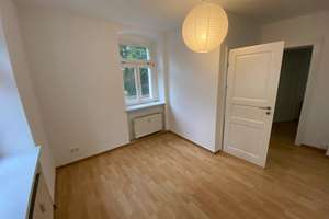 charmante 2-Raum-Wohnung mit kleiner Küchenzeile, Wintergarten und PKW-Stellplatz – Altenberger Straße 26, 1277 Striesen-Ost, Dresden – Vorschaubild 2